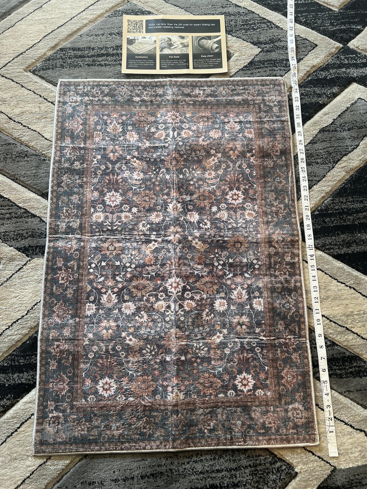 Vintage Style Area Rug with Floral Pattern